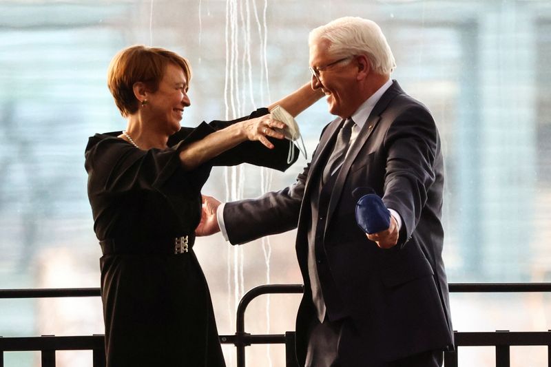 &copy; Reuters. 　２月１３日、ドイツ連邦大会議が開かれ、シュタインマイヤー大統領が２期目に再選された。写真は妻と喜び合うシュタインマイヤー大統領。ベルリンで撮影（２０２２年　ロイター/Hanni