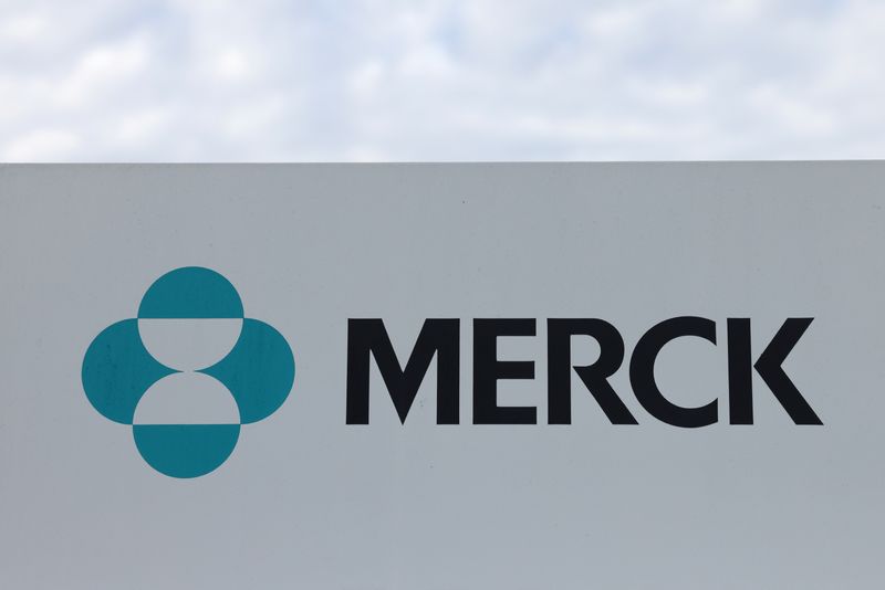 &copy; Reuters. Signage is seen at the Merck & Co. headquarters in Kenilworth, New Jersey, U.S., November 13, 2021. REUTERS/Andrew Kelly