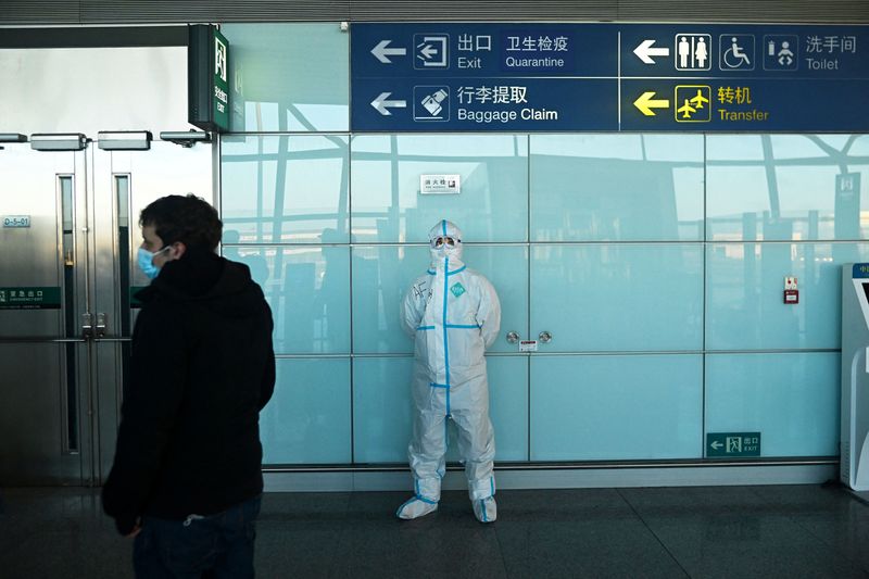 &copy; Reuters. 中国国家移民管理局は、不要不急でない海外渡航のための旅券の更新を認めないとの方針を明らかにした。写真は１月２９日、北京首都国際空港で撮影（２０２２年　ロイター/Dylan Martinez）