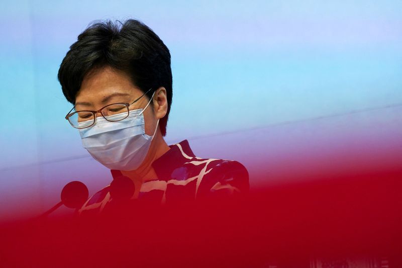 &copy; Reuters. 　香港の林鄭月娥（キャリー・ラム）行政長官は１４日、新型コロナウイルス感染の第５波「襲来」による打撃は大きく、１日当たりの新規感染者が過去最多を更新する現状は、香港の対応