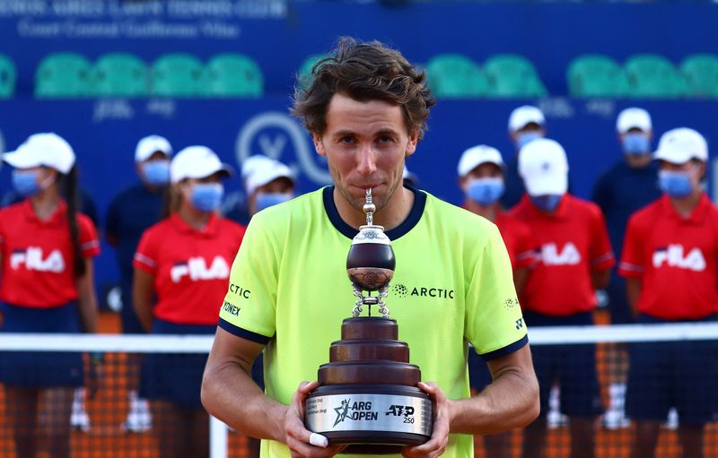 &copy; Reuters. النرويجي كاسبر رود يحتفل بفوزه بدرع بطولة الأرجنتين المفتوحة للتنس في بوينس أيرس يوم الأحد. تصوير: ماتياس باجلييتو - رويترز