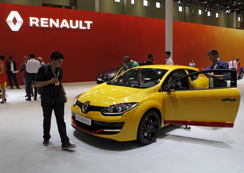 &copy; Reuters. FILE PHOTO: Visitors look at cars displayed on the stand of French carmaker Renault, on media day, at the Istanbul Motor Show, Turkey, May 21, 2015. REUTERS/Osman Orsal