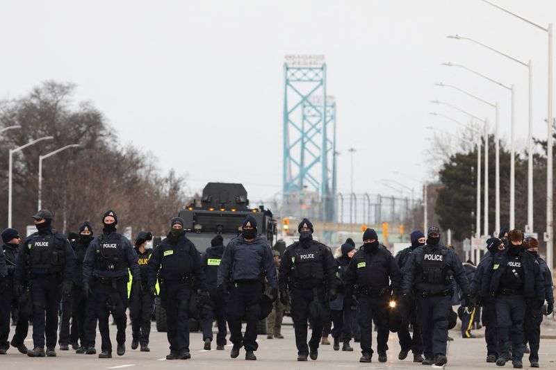 &copy; Reuters. Le pont Ambassador, l'un des principaux axes de circulation entre Windsor au Canada et Detroit aux Etats-Unis, a rouvert dimanche, rapporte l'agence Associated Press, après que la police canadienne a expulsé les manifestants et évacué les véhicules q