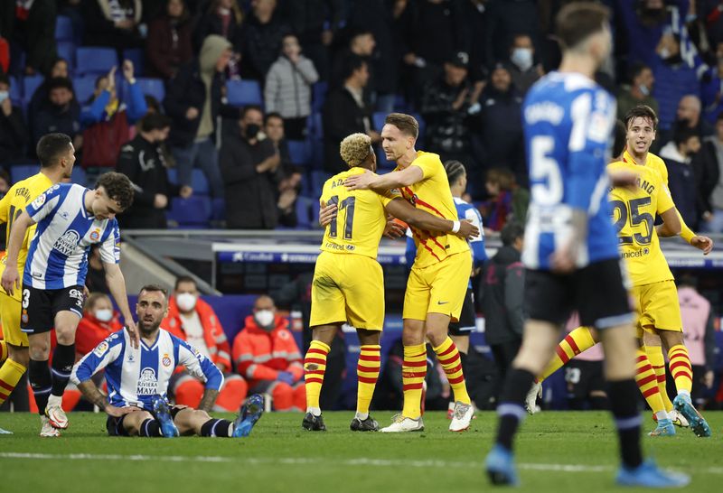 © Reuters. Fútbol - LaLiga - Espanyol v FC Barcelona - RCDE Stadium, Barcelona, España - 13 de febrero de 2022 Luuk de Jong del FC Barcelona celebra el segundo gol con su compañero Adama Traoré REUTERS/Albert Gea