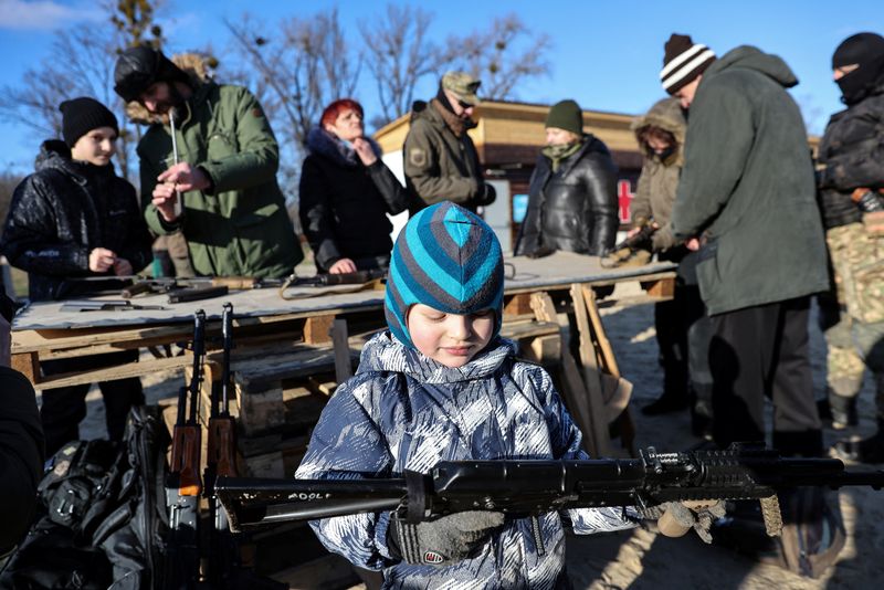 &copy; Reuters. Varias personas participan en un ejercicio militar dirigido a la población civil llevado a cabo por el grupo de extrema derecha Sector Derecho en Kiev, Ucrania, el 13 de febrero de 2022. REUTERS/Umit Bektas