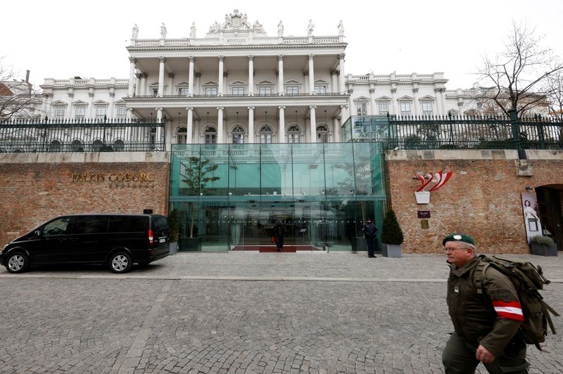 © Reuters. موقع انعقاد الاجتماعات المتعلقة بالاتفاق النووي الإيراني في فيينا في الثامن من فبراير شباط 2022. تصوير ليونارد فورجر - رويترز.