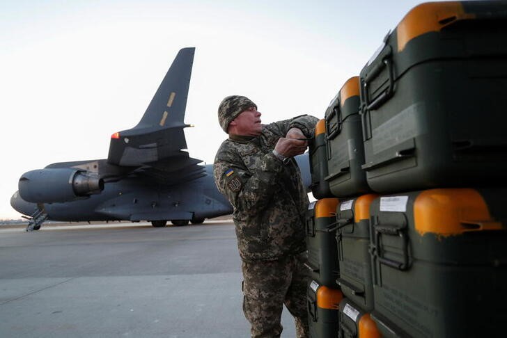 &copy; Reuters. A Ukrainian service member unloads Lithuania's military aid including Stinger anti-aircraft missiles, delivered as part of the security support package for Ukraine by a ?17 Globemaster III plane, at the Boryspil International Airport outside Kyiv, Ukraine