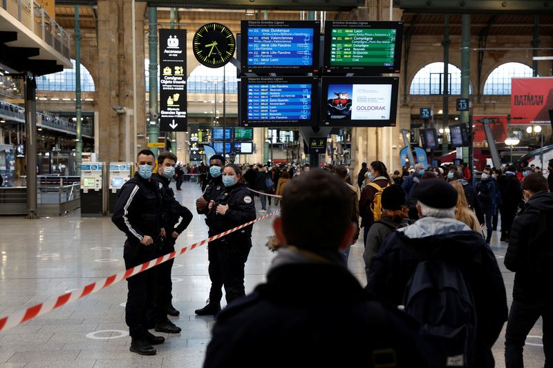 &copy; Reuters. La police a ouvert le feu lundi matin à Paris sur un homme qui les menaçait avec un couteau à la Gare du Nord, ont annoncé lundi les autorités, ajoutant que l'assaillant est décédé sur place. /Photo prise le 14 février 2022/REUTERS/Benoit Tessier
