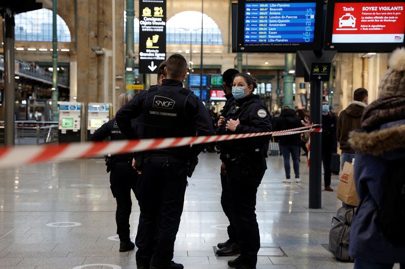 © Reuters. الشرطة الفرنسية في موقع الهجوم يوم الاثنين في محطة جار دو نور للقطارات بباريس. تصوير بينوي تيسير- رويترز.