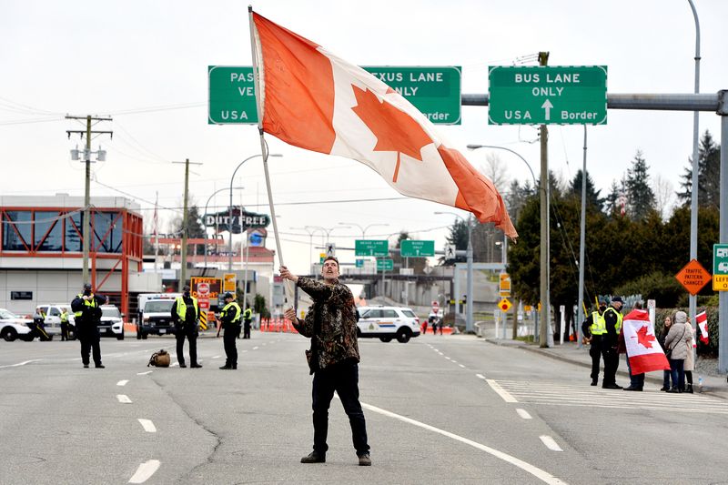 &copy; Reuters. The border was shut down for the second day in a row by people who continue to protest the coronavirus disease (COVID-19) vaccine mandates, near the border in Surrey, British Columbia, Canada, February 13, 2022. REUTERS/Jennifer Gauthier