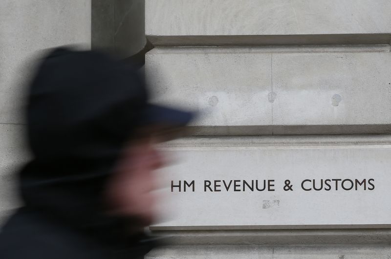&copy; Reuters. FOTO DE ARCHIVO: Un peatón pasa por delante de la sede de Her Majesty's Revenue and Customs (HMRC) en el centro de Londres el 13 de febrero de 2015. REUTERS/Stefan Wermuth
