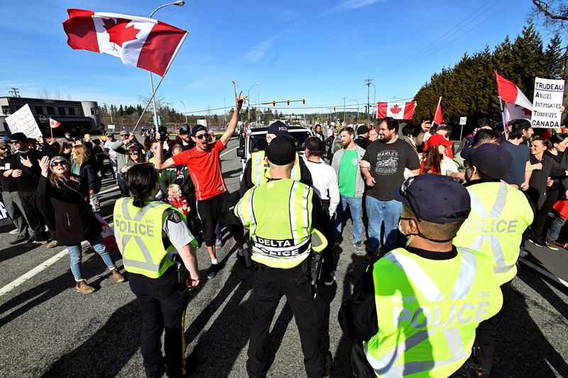 &copy; Reuters. British Columbia’s busiest border crossing was shut down by people who continue to protest the coronavirus disease (COVID-19) vaccine mandates, in Surrey, British Columbia, Canada, February 13, 2022. REUTERS/Jennifer Gauthier