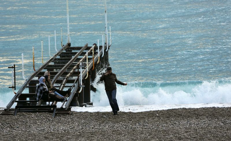 &copy; Reuters. FILE PHOTO: Tourists spend time at the beach in the Mediterranean resort city of Antalya, a popular destination for German tourists in Turkey, January 13, 2016. REUTERS/Kaan Soyturk/File Photo