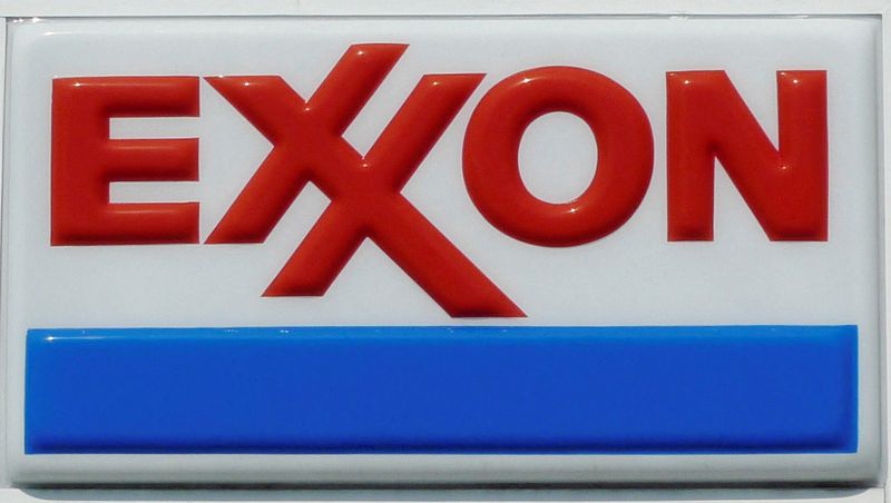 &copy; Reuters. FILE PHOTO: The Exxon corporate logo is pictured at one of the company's gas stations in Arlington, Virginia, August 10, 2011. Apple Inc finished ahead of Exxon Mobil Corp as the largest U.S. company by market capitalization for the first time in history 