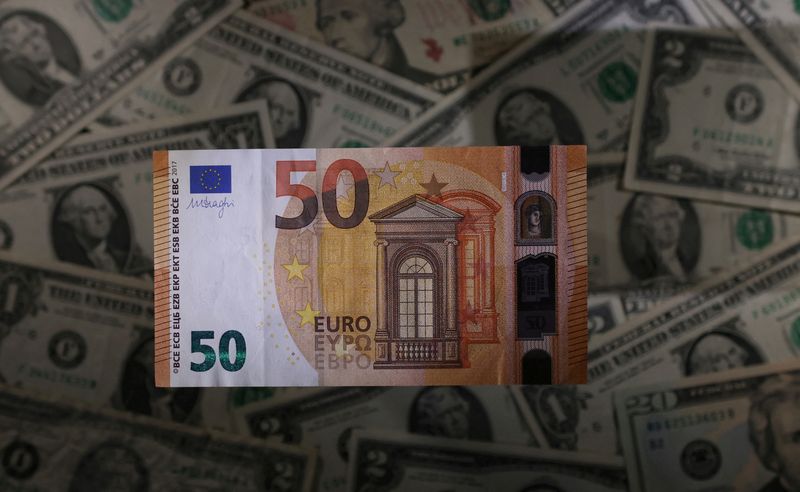 &copy; Reuters. Notas de euro e dólar.
REUTERS/Dado Ruvic