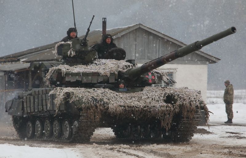 © Reuters. FILE PHOTO: Service members of the Ukrainian Armed Forces drive a tank during military exercises in Kharkiv region, Ukraine February 10, 2022. REUTERS/Vyacheslav Madiyevskyy