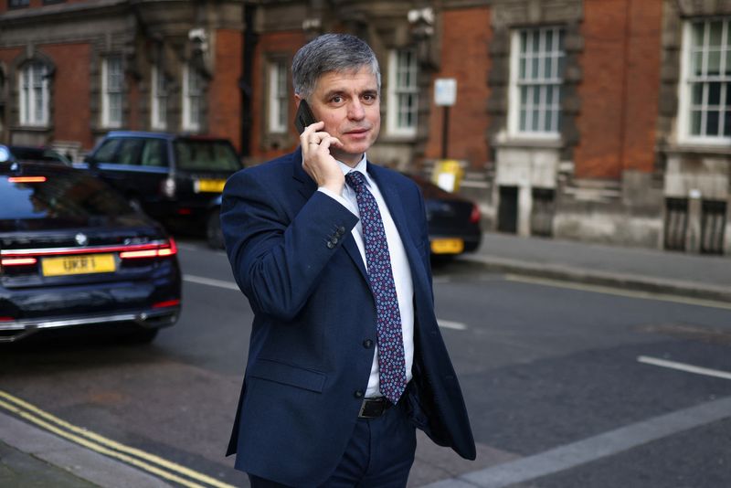 &copy; Reuters. Embaixador da Ucrânia no Reino Unido, Vadym Prystaiko, caminha em Westminster
09/02/2022 REUTERS/Tom Nicholson