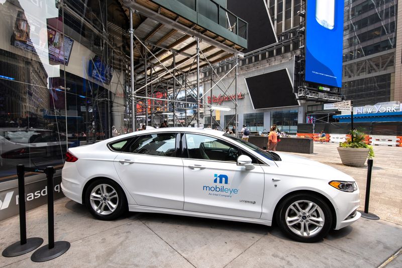 &copy; Reuters. A Mobileye driverless vehicle is seen at the Nasdaq Market site in New York, U.S., July 20, 2021. REUTERS/Jeenah Moon