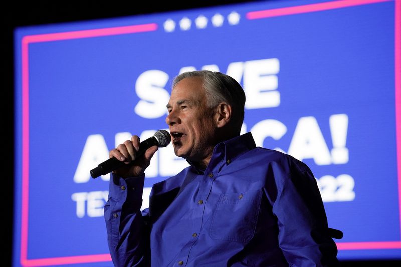 &copy; Reuters. El gobernador de Texas, Greg Abbott, habla durante un mitin en el que va a intervenir el expresidente de Estados Unidos, Donald Trump, en Conroe, Texas, Estados Unidos. 29 de enero de 2022. REUTERS/Go Nakamura