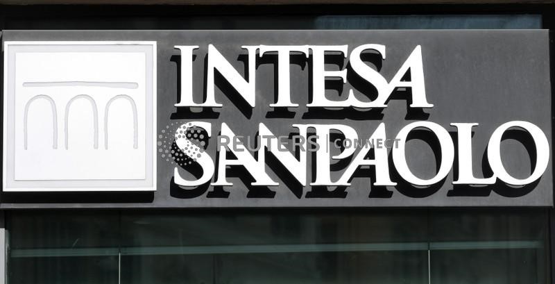 &copy; Reuters. The Intesa Sanpaolo Bank logo is pictured in Rome September 30, 2013. Italy's largest retail bank Intesa Sanpaolo ousted Chief Executive Enrico Cucchiani on Sunday, after he clashed with the powerful chairman of the lender's supervisory board and several 