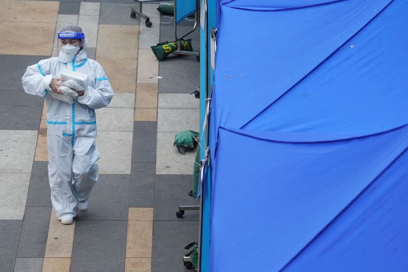 &copy; Reuters. Profissional de saúde caminha perto de centro de testagem para a Covid-19 em Hong Kong
07/02/2022 REUTERS/Lam Yik