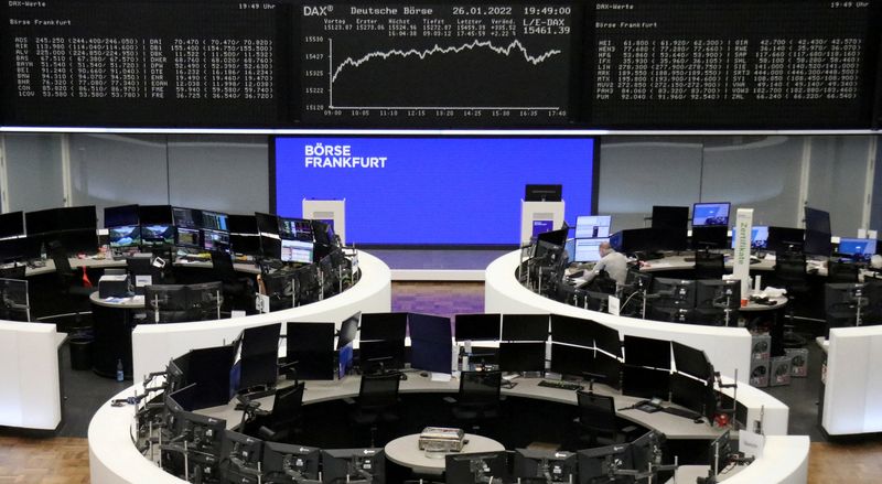 © Reuters. Imagen de archivo de un gráfico del índice bursátil alemán DAX en una pantalla en la bolsa de valores en Fráncfort, Alemania. 26 de enero, 2022. REUTERS/Staff/Archivo