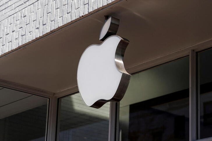 &copy; Reuters. FILE PHOTO: Logo at an Apple store in Washington, U.S., January 27, 2022.      REUTERS/Joshua Roberts/File Photo