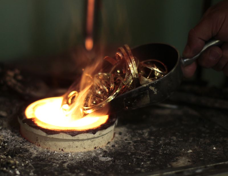 &copy; Reuters. FILE PHOTO - A man melts down gold jewelry in Los Angeles, California August 23, 2011. REUTERS/Lucy Nicholson 