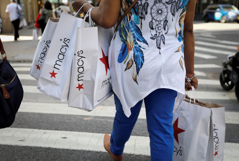 © Reuters. FILE PHOTO: A woman carries shopping bags from Macy's department store in midtown Manhattan following the outbreak of the coronavirus disease (COVID-19) in New York City, New York, U.S., July 9, 2020. REUTERS/Mike Segar/File Photo