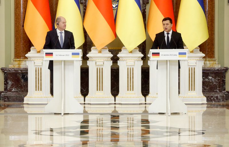 © Reuters. المستشار الألماني أولاف شولتس خلال مؤتمر صحفي مشترك مع الرئيس الأوكراني فولوديمير زيلينسكي في كييف يوم الاثنين. تصوير:رويترز.