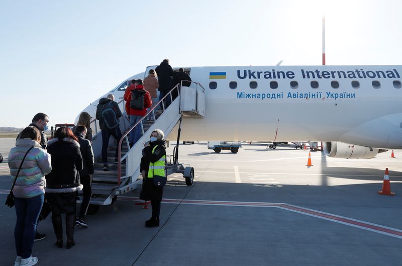 &copy; Reuters. FOTO DE ARCHIVO: Pasajeros suben a un avión de Ukraine International Airlines durante una visita a la zona de exclusión de Chernóbil en el aeropuerto internacional de Boryspil, a las afueras de Kiev, Ucrania, 3 de abril de 2021. REUTERS/Gleb Garanich
