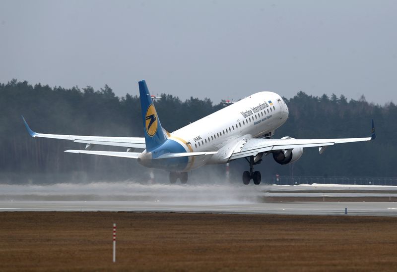 © Reuters. Ukraine International Airlines Embraer ERJ-190LR takes off at Riga International Airport, in Riga Latvia March 15, 2019. REUTERS/Ints Kalnins