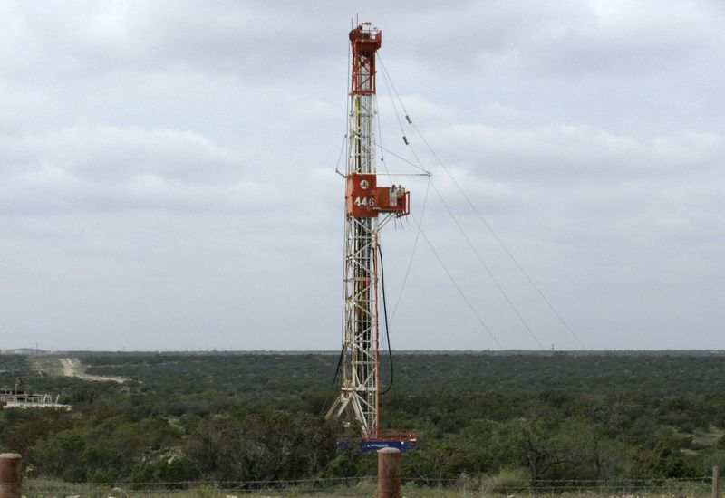 &copy; Reuters. FILE PHOTO: A rig contracted by Apache Corp drills a horizontal well in a search for oil and natural gas in the Wolfcamp shale located in the Permian Basin in West Texas October 29, 2013. REUTERS/Terry Wade   