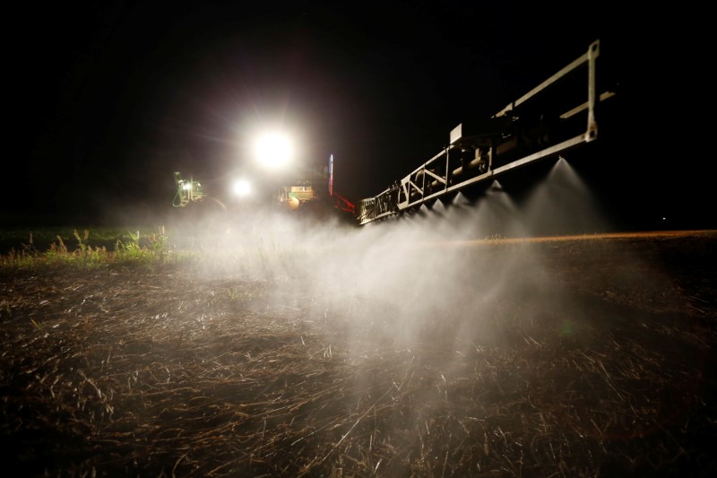 © Reuters. Aplicação de pesticidas em campos agrícolas na região de Brasília 
06/08/2019
REUTERS/Adriano Machado