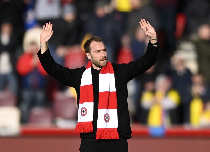 &copy; Reuters. Fútbol - Premier League - Brentford v Crystal Palace - Brentford Community Stadium, Londres, Gran Bretaña - 12 de febrero de 2022. Christian Eriksen, del Brentford, se presenta ante los aficionados antes del partido REUTERS/Tony Obrien. SOLO USO EDITORI