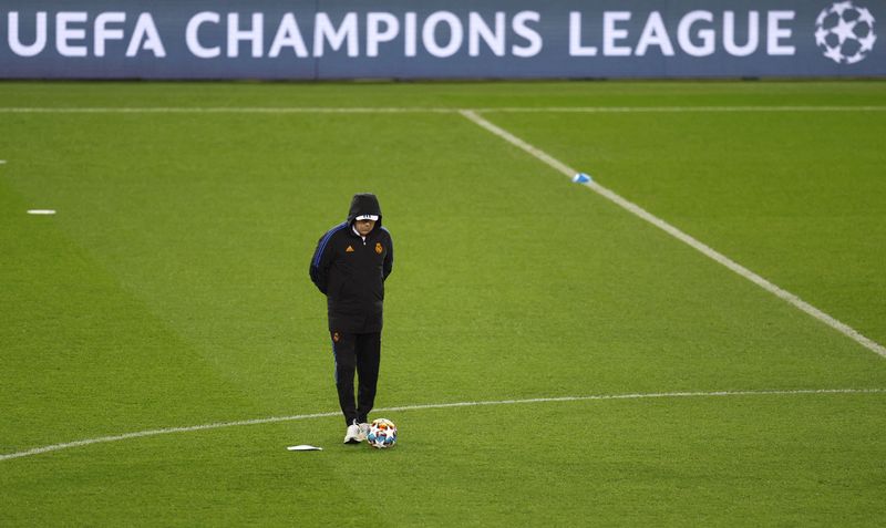 © Reuters. كارلو أنشيلوتي مدرب ريال مدريد خلال تدريب في باريس يوم الاثنين. تصوير:رويترز.