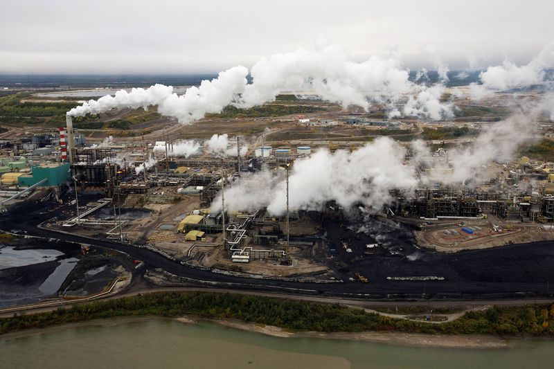 &copy; Reuters. FILE PHOTO: The Suncor tar sands processing plant near the Athabasca River at their mining operations near Fort McMurray, Alberta, September 17, 2014.   REUTERS/Todd Korol