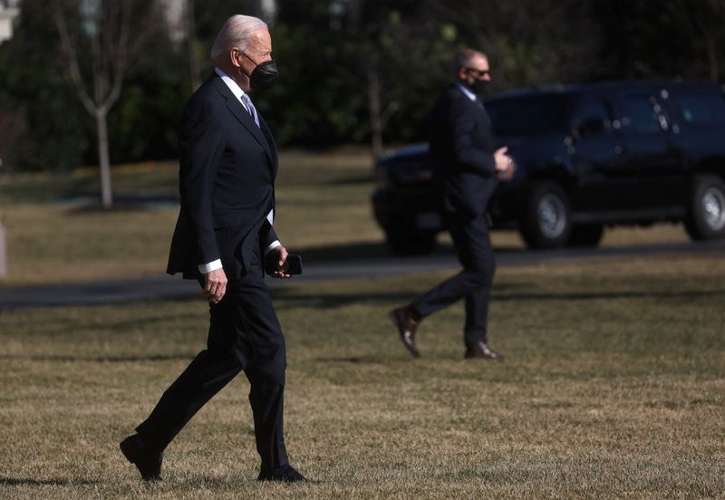 &copy; Reuters. الرئيس الأمريكي جو بايدن يسير باتجاه الطائرة الرئاسية في البيت الأبيض بواشنطن يوم 11 فبراير شباط 2022. تصوير:رويترز.