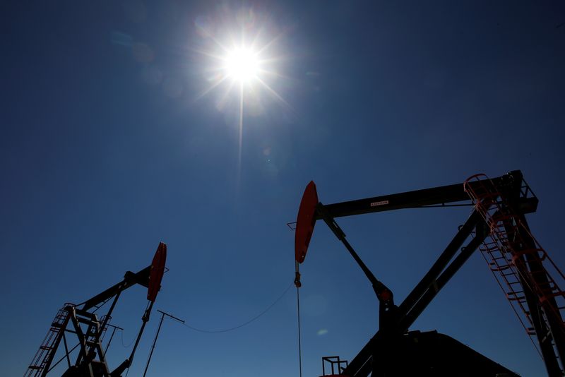 &copy; Reuters. FOTO DE ARCHIVO-Plataformas petroleras de petróleo y gas de esquisto de Vaca Muerta, en la provincia patagónica de Neuquén, Argentina.