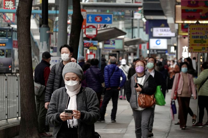 &copy; Reuters.  ２月１４日、ロイターの集計によると、新型コロナウイルスの感染者は世界全体で４億１０１６万人を超え、死者は６１８万４６８９人となった。香港で９日撮影（２０２２年　ロイター/J