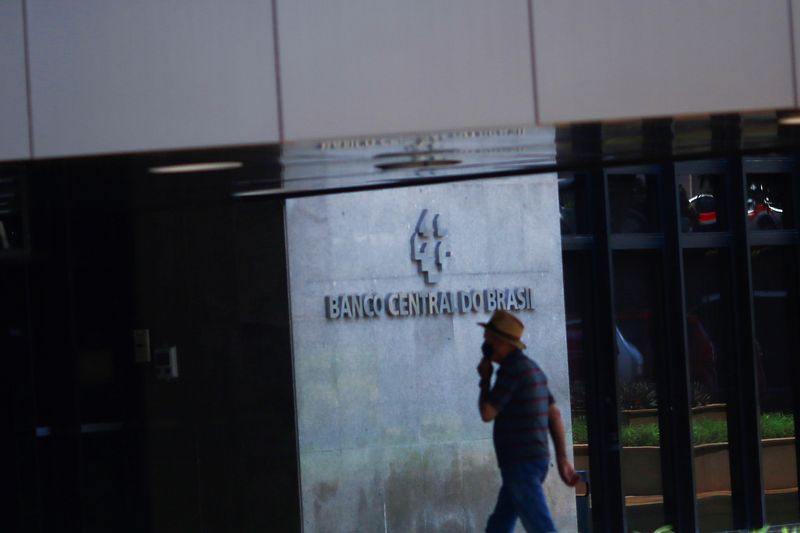 &copy; Reuters. FILE PHOTO: A man walks in front the Central bank headquarters building in Brasilia, Brazil October 4, 2021. REUTERS/Adriano Machado