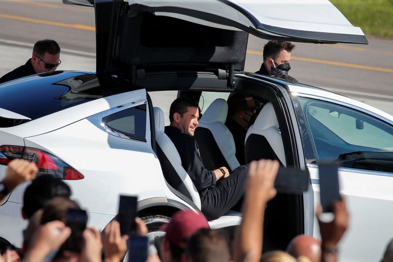 &copy; Reuters. FILE PHOTO: Jared Isaacman, founder and CEO of Shift4 Payments and flight commander, climbs into a Tesla as the Inspiration 4 crew, the first all-civilian crew to be sent into orbit, gather before dawning space suits to head to the SpaceX Falcon 9 rocket 