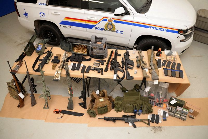 Canadian police arrest 11 people, seize guns from group linked to border blockade