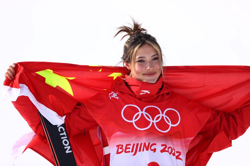 © Reuters. 2022 Beijing Olympics - Freestyle Skiing - Women's Freeski Slopestyle - Final - Genting Snow Park, Zhangjiakou, China - February 15, 2022. Silver medallist Gu Ailing Eileen of China celebrates during the flower ceremony. REUTERS/Lisi Niesner