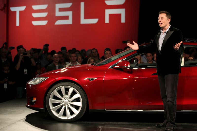 © Reuters. FILE PHOTO: Tesla Motors CEO Elon Musk speaks next to the company's newest Model S during the Model S Beta Event held at the Tesla factory in Fremont, California October 1, 2011.   REUTERS/Stephen Lam/File Photo