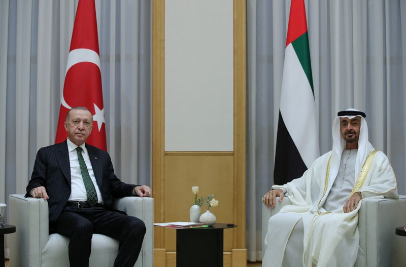 &copy; Reuters. 　２月１４日、トルコのエルドアン大統領（写真左）は、アラブ首長国連邦（ＵＡＥ）を訪問した。アブダビで撮影。提供写真（２０２２年　ロイター／Presidential Press Office）
