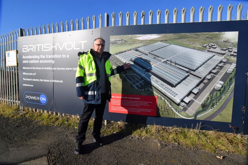&copy; Reuters. FILE PHOTO: Peter Rolton, executive chairman of electric vehicle battery startup Britishvolt, shows a billboard at the site of the company's large planned battery plant, in the former industrial town of Blyth, Britain January 27, 2022. REUTERS/Nick Carey