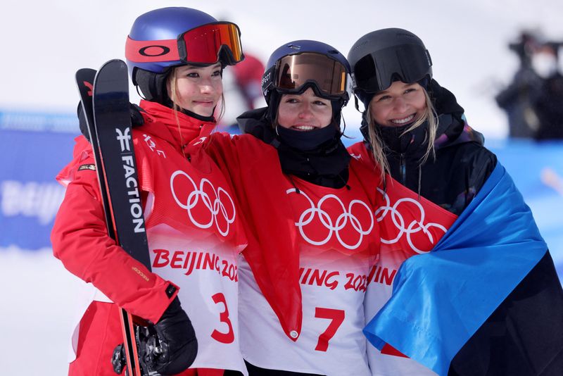 &copy; Reuters. Juegos Olímpicos de Pekín 2022 - Esquí de estilo libre - Esquí de estilo libre femenino - Final - Carrera 3 - Genting Snow Park, Zhangjiakou, China - 15 de febrero de 2022. La suiza Mathilde Gremaud, medallista de oro, la china Gu Ailing Eileen, medal