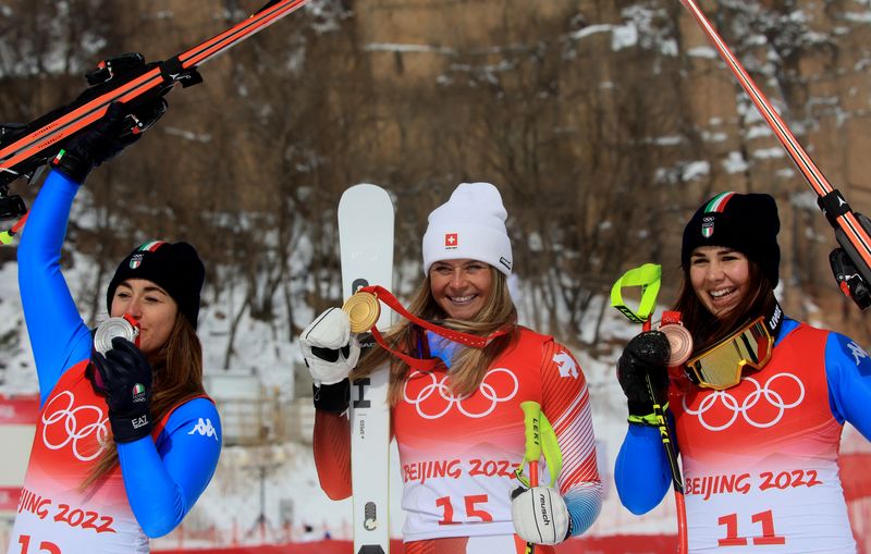 &copy; Reuters. La suiza Corinne Suter (centro) celebra la obtención de la medalla de oro en la prueba femenina de la modalidad de descenso de esquí alpino junto a la italiana Sofia Goggia (izq.), ganadora de la medalla de plata, y la también italiana Nadia Delago, ga