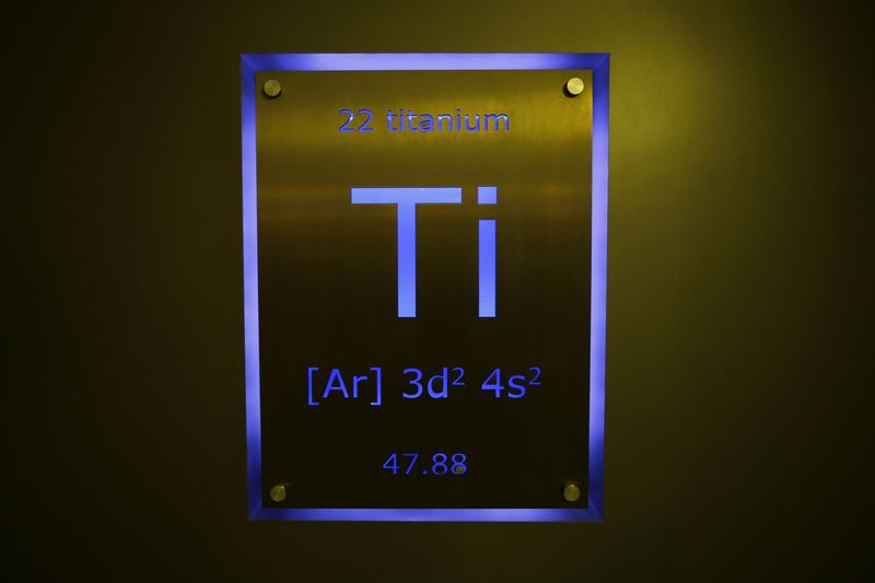&copy; Reuters. FOTO DE ARCHIVO: Un cartel que muestra el titanio en la tabla periódica de los elementos se ve en la planta de fabricación de Nobel Biocare en Yorba Linda, California 16 de mayo de 2013.   REUTERS/Mike Blake  
